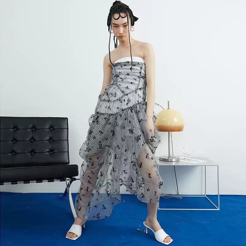 Solrig Blomsterprint Skjortekjole i Chiffon — billede 1